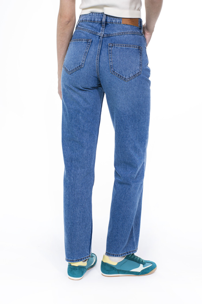 Jean infaltables 90´S azul medio bota recta con desgastes
